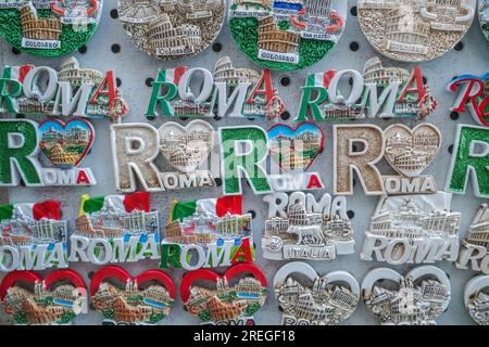 Rome, Italie - 26 novembre 2022 : Magnets de frigo en vente dans une boutique de cadeaux sur la Piazza Navona, Rome Banque D'Images