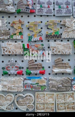 Rome, Italie - 26 novembre 2022 : Magnets de frigo en vente dans une boutique de cadeaux sur la Piazza Navona, Rome Banque D'Images