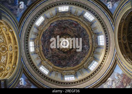 Rome, Italie - 26 novembre 2022 : Sant Agnese dans l'intérieur de l'église Agone sur la Piazza Navona Banque D'Images