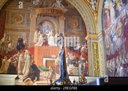 Rome, Italie - 27 novembre 2022 : fresques dans le mur et le plafond de l'une des salles Rafael des Musées du Vatican Banque D'Images