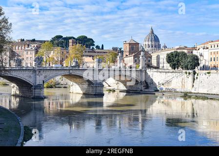 Rome, Italie - 26 novembre 2022 : vue de St. Basilique Pierre et ponts sur le Tibre Banque D'Images