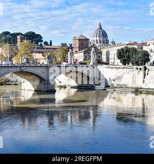 Rome, Italie - 26 novembre 2022 : vue de St. Basilique Pierre et ponts sur le Tibre Banque D'Images