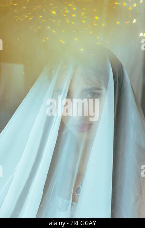 Gros plan d'une fille sous un voile sur fond de lanternes Banque D'Images