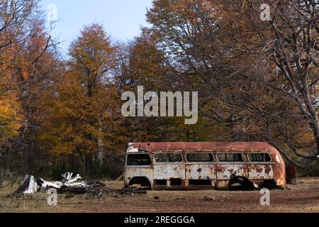 Un bus abandonné près de Reserva Baguilt en Patagonie pendant Autum Banque D'Images