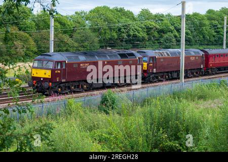 La locomotive diesel de classe 47 de West Caost Railways numéro 47746 nommée Chris Fudge mène la locomotive diesel de classe a numéro 57 de classe 57010 sur la route principale de la côte ouest Banque D'Images