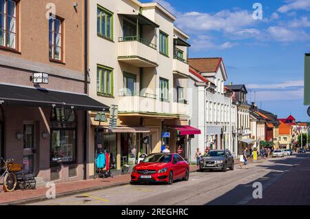 Scène animée du centre-ville à Västervik, Smaland, Kalmar län, Suède, à usage éditorial uniquement. Banque D'Images