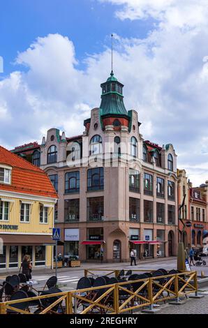 Scène animée du centre-ville à Västervik, Smaland, Kalmar län, Suède, à usage éditorial uniquement. Banque D'Images