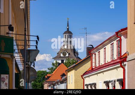 Rangée de maisons avec vue sur Sankta Gertruds Kyrka, l'église de Saint Gertrude dans la ville historique de Västervik, Smaland, Kalmar län, Suède. Banque D'Images