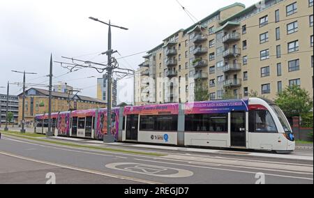 Tramways d'Édimbourg construit par la CAF à Ocean terminal sur l'extension Newhaven, avec de nouveaux appartements résidentiels visibles en arrière-plan. Banque D'Images