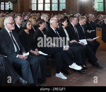 28 juillet 2023, Schleswig-Holstein, Kiel : Peter Harry Carstensen (CDU, gauche-droite), ancien ministre-président de l'État du Schleswig-Holstein, Serpil Midyatli, présidente du SPD du Schleswig-Holstein, Saskia Esken, présidente fédérale du SPD, Björn Engholm, ancienne ministre-présidente du SPD et ancienne présidente fédérale du SPD Kristina Herbst (CDU), présidente du Parlement du Schleswig-Holstein, le ministre allemand de la Défense Boris Pistorius (SPD), et Daniel Günther (CDU), premier ministre du Schleswig-Holstein, siègent aux funérailles de l'ancien Schleswi Banque D'Images