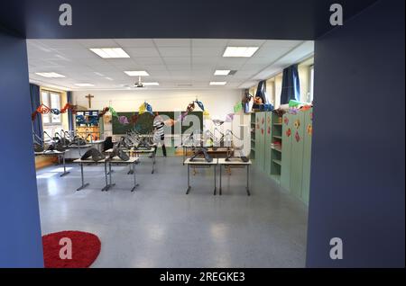 Kaufbeuren, Allemagne. 28 juillet 2023. Un professeur de classe 4b d'une école primaire et intermédiaire essuie le tableau noir après la dernière leçon avant les vacances d'été. Crédit : Karl-Josef Hildenbrand/dpa/Alamy Live News Banque D'Images