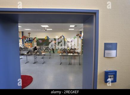 Kaufbeuren, Allemagne. 28 juillet 2023. Un professeur de classe 4b d'une école primaire et intermédiaire essuie le tableau noir après la dernière leçon avant les vacances d'été. Crédit : Karl-Josef Hildenbrand/dpa/Alamy Live News Banque D'Images