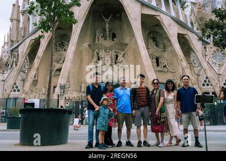 Barcelone, Espagne. 26 juillet 2023. Des touristes chinois posent pour une photo devant l'église de la Sagrada Familia à Barcelone, Espagne, le 26 juillet 2023. Alors que les retombées de la pandémie de COVID-19 s'atténuent, les touristes chinois affluent vers l'Espagne. POUR ALLER AVEC 'Feature : touristes chinois retournant en Espagne' crédit : Joan Gosa/Xinhua/Alamy Live News Banque D'Images