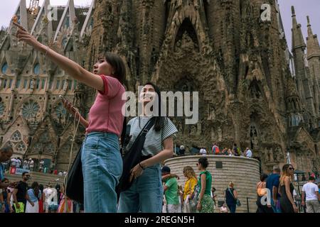 Barcelone, Espagne. 26 juillet 2023. Les touristes chinois visitent l'église de la Sagrada Familia à Barcelone, Espagne, le 26 juillet 2023. Alors que les retombées de la pandémie de COVID-19 s'atténuent, les touristes chinois affluent vers l'Espagne. POUR ALLER AVEC 'Feature : touristes chinois retournant en Espagne' crédit : Joan Gosa/Xinhua/Alamy Live News Banque D'Images