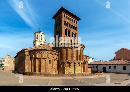 Extérieur de l'église San Tirso. L'église a été construite au 12 ème siècle dans la ville historique de Sahagun, en Espagne. C'est un bon exemple de romane-boue Banque D'Images