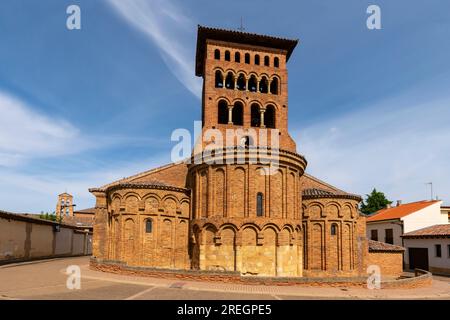 Extérieur de l'église San Tirso. L'église a été construite au 12 ème siècle dans la ville historique de Sahagun, en Espagne. C'est un bon exemple de romane-boue Banque D'Images