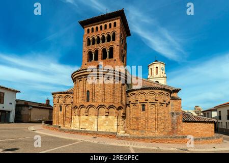 Extérieur de l'église San Tirso. L'église a été construite au 12 ème siècle dans la ville historique de Sahagun, en Espagne. C'est un bon exemple de romane-boue Banque D'Images