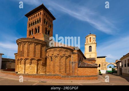 Extérieur de l'église San Tirso. L'église a été construite au 12 ème siècle dans la ville historique de Sahagun, en Espagne. C'est un bon exemple de romane-boue Banque D'Images