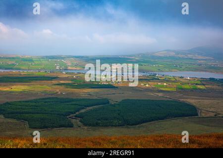 Vue sur Portmagee et l'île de Valentia depuis l'intérieur des terres sur la péninsule d'Iveragh, comté de Kerry, Irlande, août. Banque D'Images