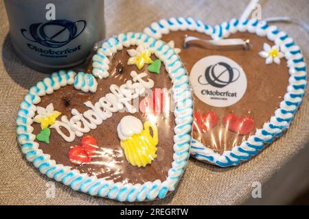 Munich, Allemagne. 28 juillet 2023. Des souvenirs avec le logo de la marque 'Oktoberfest' sont exposés lors d'une conférence de presse sur les innovations à l'Oktoberfest de Munich. Crédit : Lennart Preiss/dpa/Alamy Live News Banque D'Images