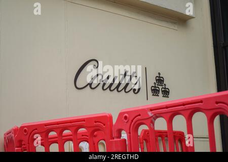 Londres Royaume-Uni. 28 juillet 2023 la signalisation à l'extérieur de Coutts Bank sur le Strand. Peter Flavel, directeur général de Coutts, a démissionné de Nigel Farage 48 heures après que la directrice générale de NatWest, Alison Rose, a été forcée de démissionner à cause de la mauvaise gestion du compte bancaire de Nigel Farage. Crédit amer ghazzal/Alamy Live News Banque D'Images