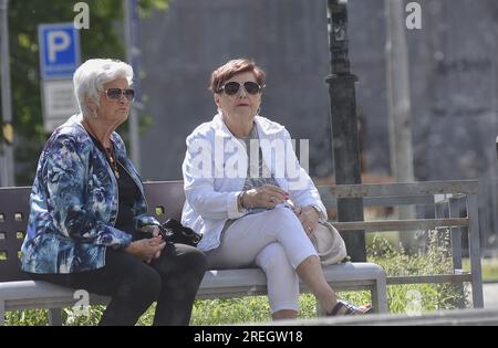 Les seniors (femmes) profitent des journées ensoleillées d’été dans le centre-ville d’Ostrava, République tchèque, le 27 juillet 2023. (Photo CTK/Drahoslav Ramik) Banque D'Images