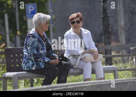 Les seniors (femmes) profitent des journées ensoleillées d’été dans le centre-ville d’Ostrava, République tchèque, le 27 juillet 2023. (Photo CTK/Drahoslav Ramik) Banque D'Images