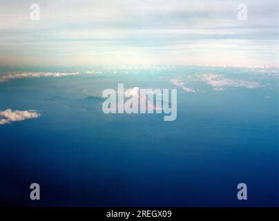 Montserrat Soufriere Hills Volcano Erupting vue aérienne depuis la fenêtre de l'avion Banque D'Images