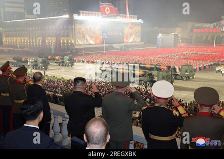 Pyongyang, Corée du Nord. 28 juillet 2023. Cette image publiée le 28 juillet 2023 par le service de presse officiel nord-coréen (KCNA) montre le leader nord-coréen Kim Jong un présidant un défilé militaire célébrant le 70e anniversaire de la victoire dans la guerre de libération de la patrie (guerre de Corée) le jeudi 27 juillet. De part et d'autre du dirigeant nord-coréen étaient présents le général Sergei Shoigu, ministre de la Défense de la Fédération de Russie, et Li Hongzhong, vice-président du Comité permanent de l'Assemblée populaire nationale chinoise. Photo de KCNA/UPI crédit : UPI/Alamy Live News Banque D'Images
