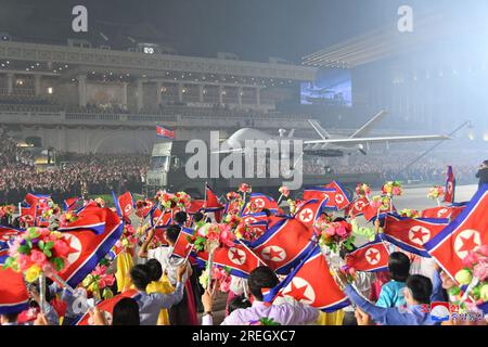 Pyongyang, Corée du Nord. 28 juillet 2023. Cette image publiée le 28 juillet 2023 par le service de presse officiel nord-coréen (KCNA) montre le leader nord-coréen Kim Jong un présidant un défilé militaire célébrant le 70e anniversaire de la victoire dans la guerre de libération de la patrie (guerre de Corée) le jeudi 27 juillet. De part et d'autre du dirigeant nord-coréen étaient présents le général Sergei Shoigu, ministre de la Défense de la Fédération de Russie, et Li Hongzhong, vice-président du Comité permanent de l'Assemblée populaire nationale chinoise. Photo de KCNA/UPI crédit : UPI/Alamy Live News Banque D'Images