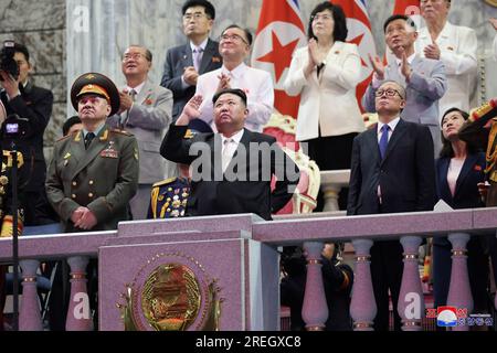 Pyongyang, Corée du Nord. 28 juillet 2023. Cette image publiée le 28 juillet 2023 par le service de presse officiel nord-coréen (KCNA) montre le leader nord-coréen Kim Jong un présidant un défilé militaire célébrant le 70e anniversaire de la victoire dans la guerre de libération de la patrie (guerre de Corée) le jeudi 27 juillet. De part et d'autre du dirigeant nord-coréen étaient présents le général Sergei Shoigu, ministre de la Défense de la Fédération de Russie, et Li Hongzhong, vice-président du Comité permanent de l'Assemblée populaire nationale chinoise. Photo de KCNA/UPI crédit : UPI/Alamy Live News Banque D'Images