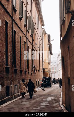 Milan, Italie - 13 novembre 2021 : les gens marchent dans les rues de la partie historique de Milan Banque D'Images