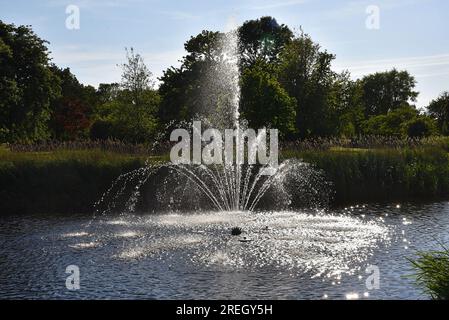 Den Helder, pays-Bas. 9 juillet 2023. Une fontaine avec rétro-éclairage i un parc à Den Helder. Photo de haute qualité Banque D'Images