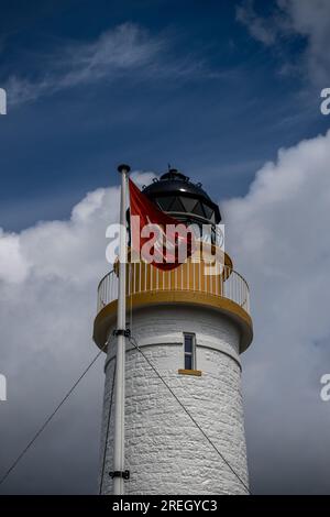 Autrefois l'ancienne maison de la personnalité de la télévision Jeremy Clarkson, le phare de Langness et la corne de brume se trouvent sur Dreswick point sur l'île de Man Banque D'Images