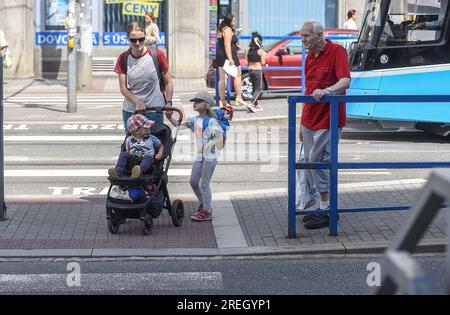 Mère avec ses enfants et poussette traversant la route dans le centre-ville d'Ostrava, République tchèque, 27 juillet 2023. (Photo CTK/Drahoslav Ramik) Banque D'Images