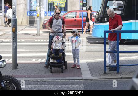 Mère avec ses enfants et poussette traversant la route dans le centre-ville d'Ostrava, République tchèque, 27 juillet 2023. (Photo CTK/Drahoslav Ramik) Banque D'Images