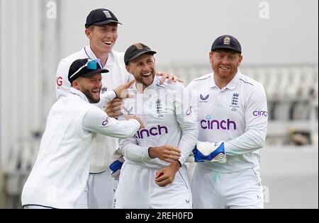 Joe Root (au centre), l'Anglais, célèbre la rencontre de l'australien Marnus Labuschagne (non photographié) avec ses coéquipiers lors de la deuxième journée du cinquième match d'essai LV= Insurance Ashes Series au Kia Oval, à Londres. Date de la photo : Vendredi 28 juillet 2023. Banque D'Images