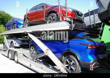 Osnabrück - Allemagne - juin 4 2023 Un camion plein de voitures neuves. Les nouveaux véhicules sont Nissan Qashqai e puissance Banque D'Images