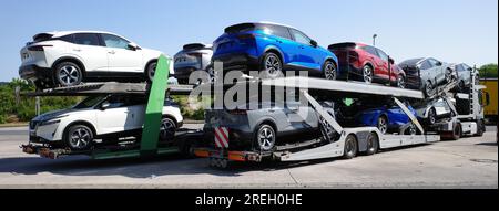 Osnabrück - Allemagne - juin 4 2023 Un camion plein de voitures neuves. Les nouveaux véhicules sont Nissan Qashqai e puissance Banque D'Images