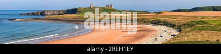 Une vue sur une journée ensoleillée en été regardant à travers Embleton Bay jusqu'au château de Dunstanburgh dans le Northumberland, Angleterre, Royaume-Uni Banque D'Images