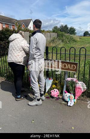 Les gens laissent des fleurs sur Turnstone Road à Blakenhall, Walsall, près de la scène où une fillette de sept ans est morte à la suite d'un délit de fuite. Un garçon de 14 ans a été arrêté après que la fillette ait été heurtée par un motocycliste. Date de la photo : Vendredi 28 juillet 2023. Banque D'Images