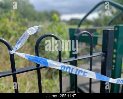 Bande de police sur Turnstone Road à Blakenhall, Walsall, près de la scène où une fillette de sept ans est morte à la suite d'un délit de fuite. Un garçon de 14 ans a été arrêté après que la fillette ait été heurtée par un motocycliste. Date de la photo : Vendredi 28 juillet 2023. Banque D'Images