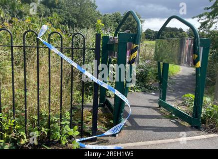 Bande de police sur Turnstone Road à Blakenhall, Walsall, près de la scène où une fillette de sept ans est morte à la suite d'un délit de fuite. Un garçon de 14 ans a été arrêté après que la fillette ait été heurtée par un motocycliste. Date de la photo : Vendredi 28 juillet 2023. Banque D'Images