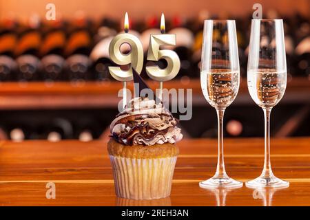 Cupcake avec numéro pour célébration d'anniversaire ou anniversaire ; numéro 95. Banque D'Images