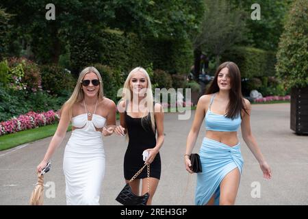 Ascot, Berkshire, Royaume-Uni. 28 juillet 2023. Coureurs arrivant à l'hippodrome d'Ascot pour la première journée du QIPCO King George week-end de courses hippiques. C'était une journée ennuyeuse mais agréablement chaude. Crédit : Maureen McLean/Alamy Live News Banque D'Images