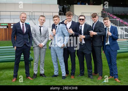 Ascot, Berkshire, Royaume-Uni. 28 juillet 2023. Coureurs arrivant à l'hippodrome d'Ascot pour la première journée du QIPCO King George week-end de courses hippiques. C'était une journée ennuyeuse mais agréablement chaude. Crédit : Maureen McLean/Alamy Live News Banque D'Images