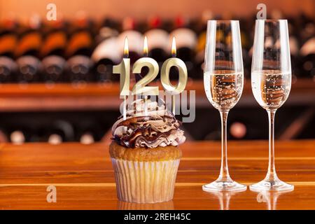 Cupcake avec numéro pour célébration d'anniversaire ou anniversaire ; numéro 120. Banque D'Images