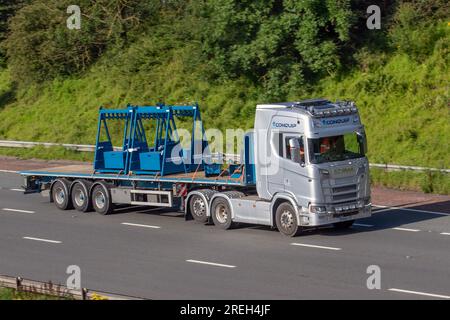 Conquip Engineering Group. Concrete Column Skip sur camion SCANIA avec remorque à plateau ; voyageant sur l'autoroute M6 dans le Grand Manchester, Royaume-Uni Banque D'Images