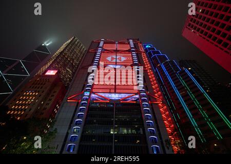 Hong Kong, Chine - avril 24 2023 : siège de la HSBC Bank à Central avec éclairage LED vue nocturne, conçu par Norman Foster Banque D'Images