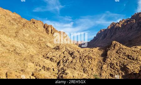 Paysage désertique de haute montagne du Sinaï près du monastère Sainte-Catherine ( دير القدّيسة كاترين ou Moni tis Agias Aikaterinis), officiellement l'auto sacrée Banque D'Images